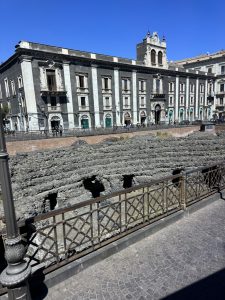 Palazzo Tezzano, including roman ruins.